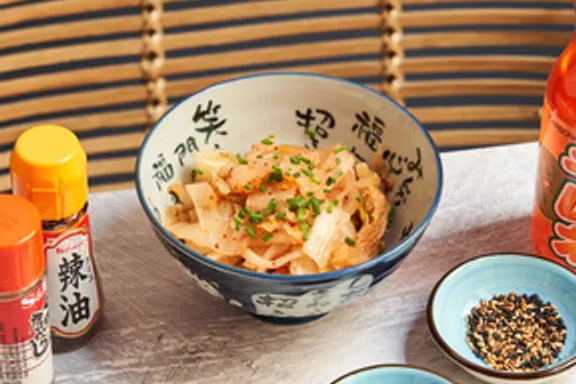 Bol garni d'une préparation crémeuse épicée et ciboulette
