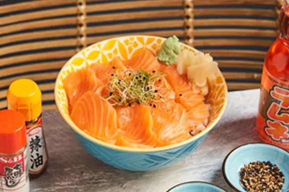 Bol de sashimi de saumon sur riz vinaigré (chirashi)
