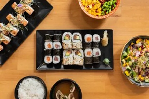 Plateau repas : makis, rouleaux, riz et soupe miso