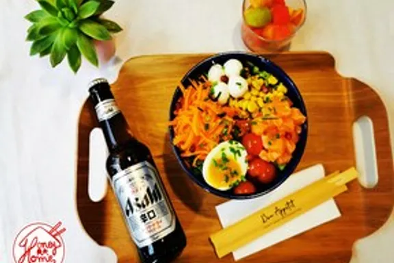 Plateau repas avec bol composé, bière et boisson fraîche
